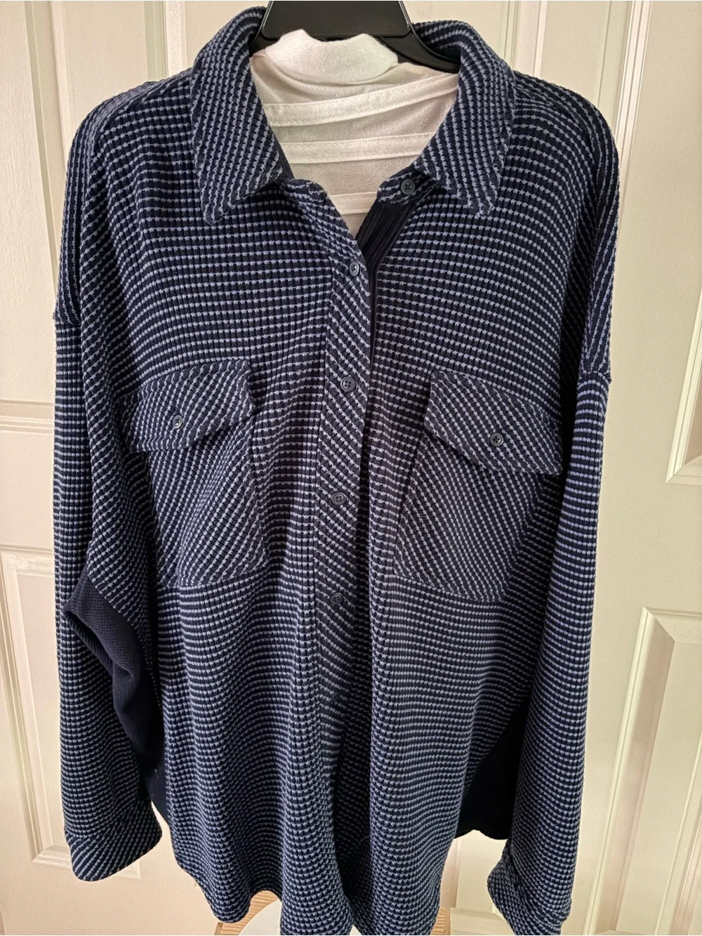 Women’s Navy Patterned Long-Sleeve Button-Up Shirt